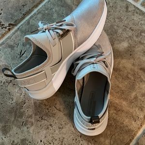 New Balance Tennis Shoes Size 8.5